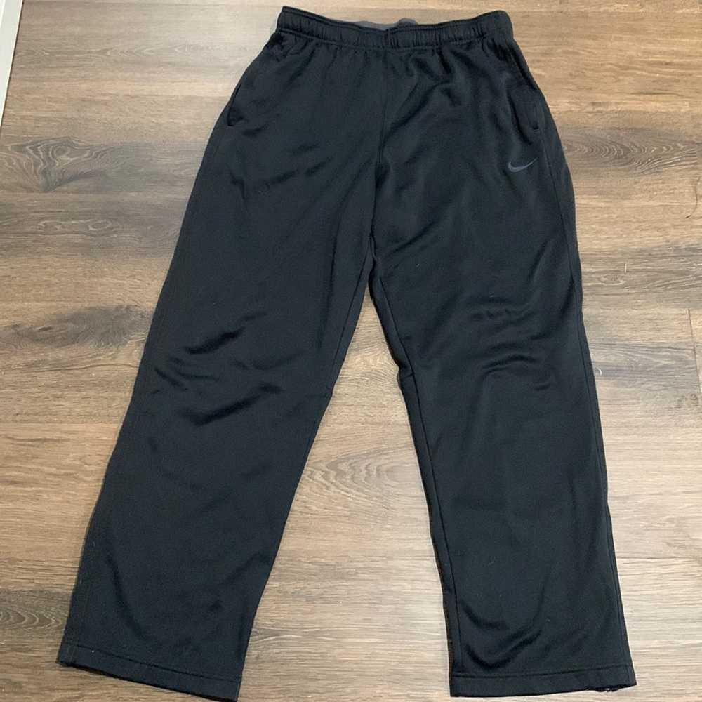 Mens Nike pants, has two outside zipper pockets and drawstring inside. Size XL